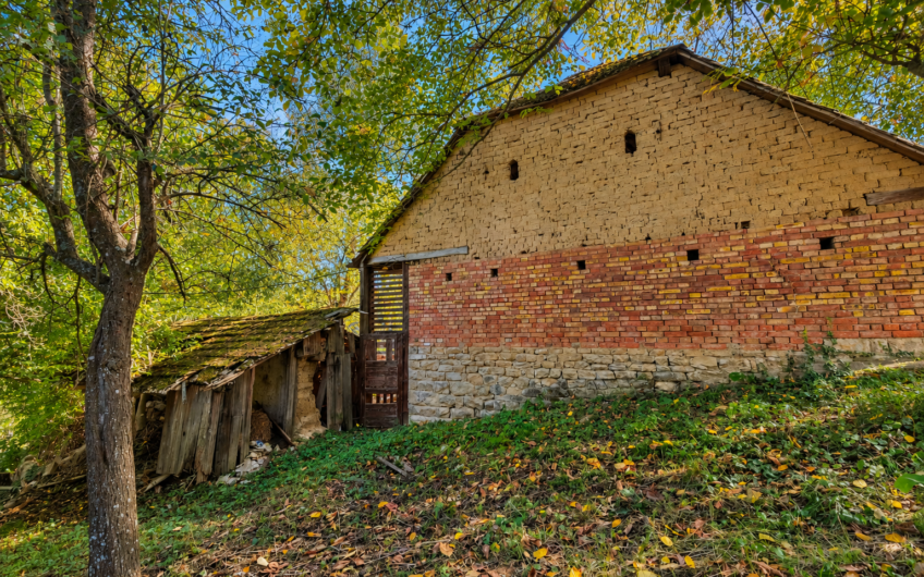 NA PREDAJ | Kopaničiarsky dom s hospodárskymi budovami a pozemkom 2 019 m² – Myjavské kopanice – Kostolné, Babulicov Vrch