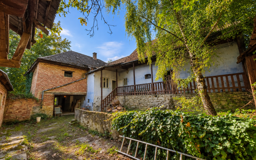 NA PREDAJ | Kopaničiarsky dom s hospodárskymi budovami a pozemkom 2 019 m² – Myjavské kopanice – Kostolné, Babulicov Vrch