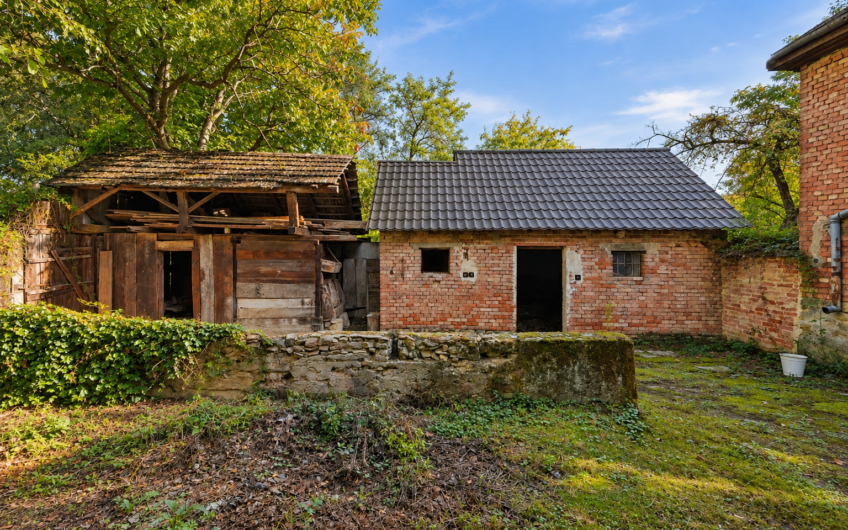 NA PREDAJ | Kopaničiarsky dom s hospodárskymi budovami a pozemkom 2 019 m² – Myjavské kopanice – Kostolné, Babulicov Vrch
