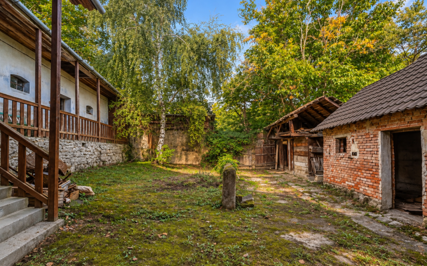 NA PREDAJ | Kopaničiarsky dom s hospodárskymi budovami a pozemkom 2 019 m² – Myjavské kopanice – Kostolné, Babulicov Vrch
